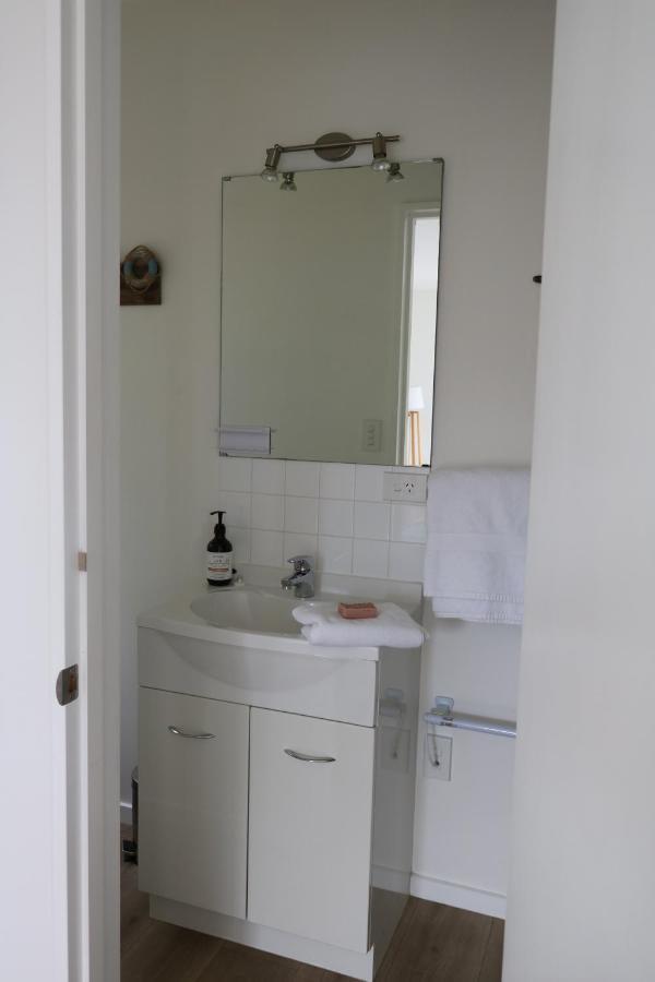Church Bay Cabin: Sunny, Great Views Apartment Lyttelton Exterior photo